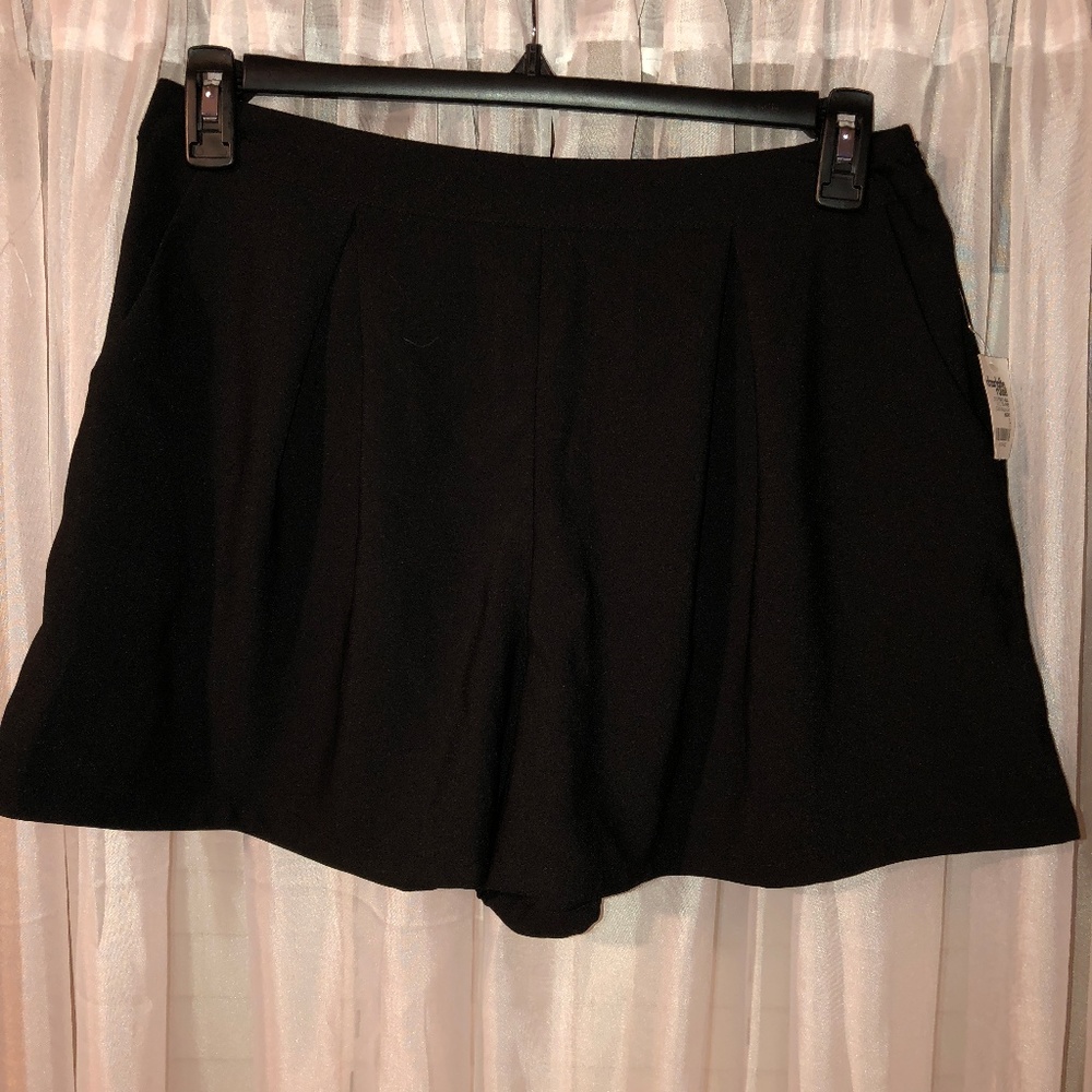 Black Flowy Shorts w/ Zipper • L • Charlotte Russe